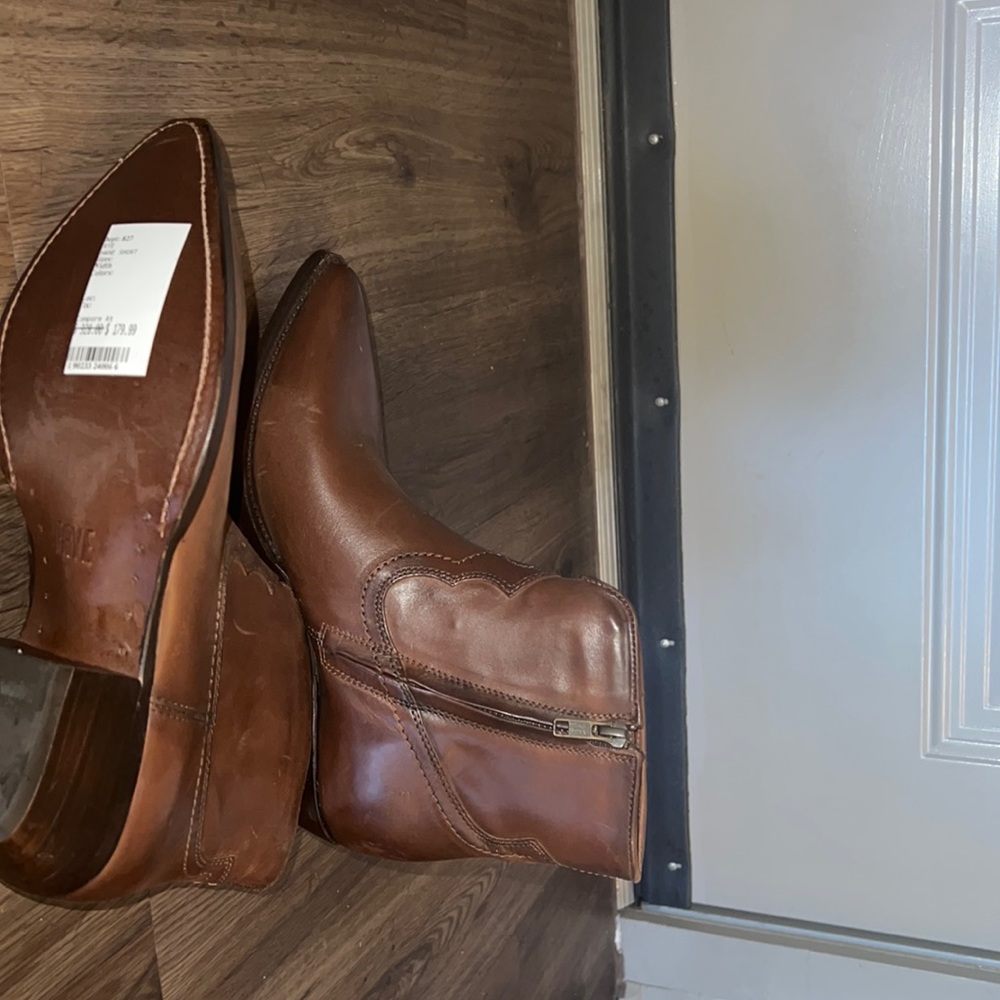 FYE boots size 8 in women
